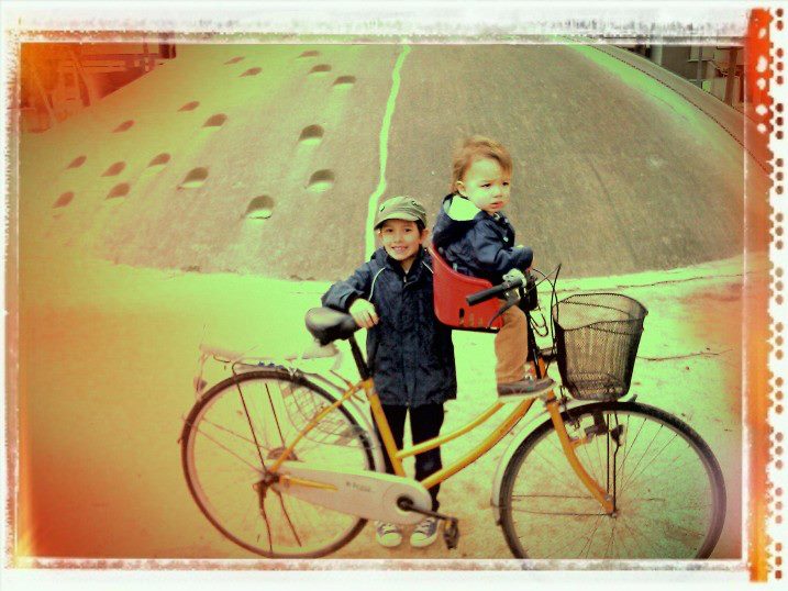 Jun & Kaz on the mighty shopper-bike of Tadaaki