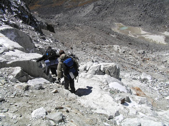 Descending the steep western side of the Cho La