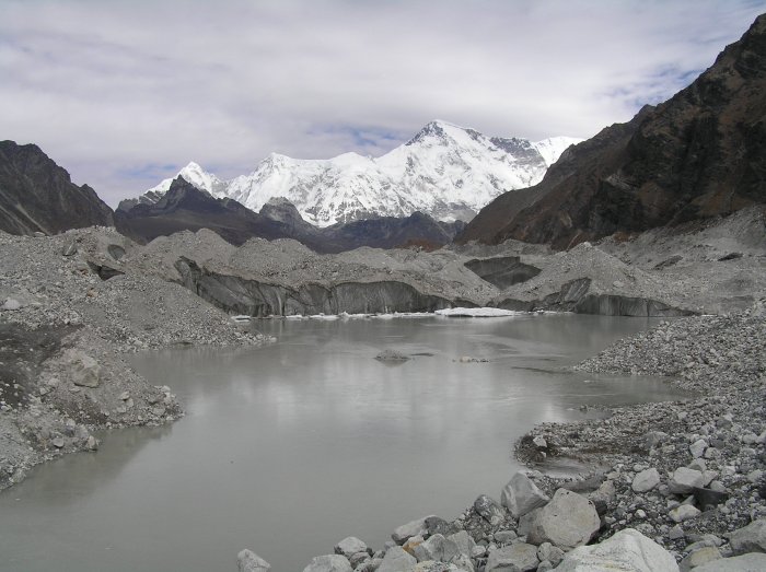 Crossing the Ngozumpa glacier to Gokyo