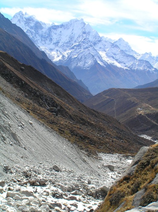 Descending the Dudh Koshi valley below Ngozumpa Glacier