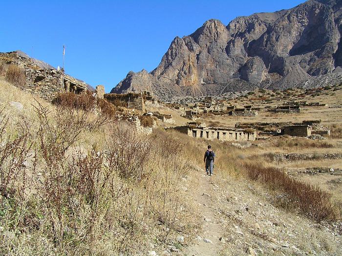 Seasonal settlement of Chakya on the trail to Phu