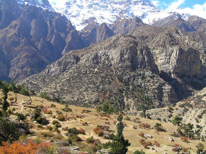 The ascent to Naar (centre left to upper right)